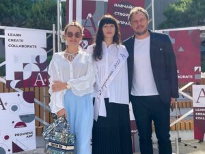Andrii Piatov Instagram - Цього тижня було багато думок про батьківство. На останніх дзвониках дітей емоції завжди трохи загострюються.
⠀
Особливо, коли це останній дзвоник випускного класу. Без сантиментів. Навпаки, я дуже радію та пишаюсь своєю дорослою донькою @dar1xi .
⠀
А оскільки сьогодні День батька, напевно, буде доречним поділитися своїми думками за ці дні.
⠀
Найбільше щастя та відповідальність в житті - бути батьком.
⠀
Приємніше за особисті досягнення - це коли у дітей все виходить.
⠀
Моє завдання як батька - бути підтримкою та не повчати, інколи навіть навпаки, вчитися у них.
⠀
Найбільше бажання - щоб наші діти жили щасливе життя у своїй країні.