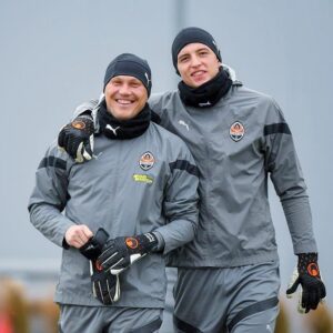 Andrii Piatov Instagram - Міжнародний день воротаря!
⠀
В цей день ми з @piat30 вітаємо всіх голкіперів зі святом. Та хочемо поділитися двома головними порадами, які можуть стати у пригоді на захисті воріт.
⠀
Порада від @piat30 
Завжди залишайтеся в грі. Воротаря ніщо не повинно зламати!
⠀
Порада від @anatoliytrubin81 
Вірте у свої сили та працюйте над собою щодня, без виключення!
⠀
Чому так мало? Бо ми знаємо, що краще не радити, а показати. Тому спеціально до Дня воротаря запрошуємо воротарів-новачків до нас на зустріч.
⠀
Для цього заповніть анкету (посилання у шапці профілю) та отримайте шанс зустрітися з нами на імпровізованому тренуванні у Києві. Ми рандомно оберемо 10 спортсменів та повідомимо вас про дату, час та місце зустрічі.