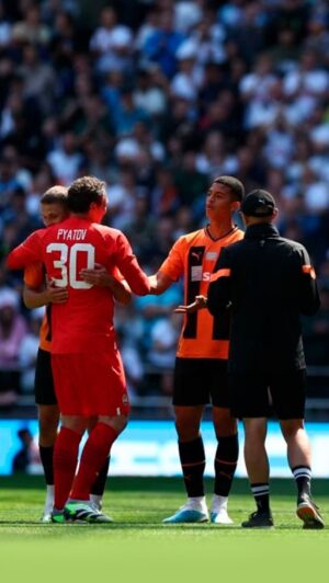 Andrii Piatov Instagram - 🙌 «Коридор пошани» для легендарного Андрія Пятова 🧡
⠀
👏 Дякуємо за все, Легендо! ⚒
⠀
🙌 The guard of honour for legendary Andrii Piatov 🧡
⠀
👏 Thank you for everything, Legend! ⚒
⠀
#Шахтар #Shakhtar #FCShakhtar #FCSD #Україна #Ukraine #football #футбол #Донецьк #Donetsk #Kharkiv #Харків #Київ #Kyiv #УПЛ #UPL #ПремьерЛига #PremierLeague #UCL #UEL #історія #history #FootballStandsTogether #StandWithUkraine #Пятов #Piatov #команда #team #легенда #legend