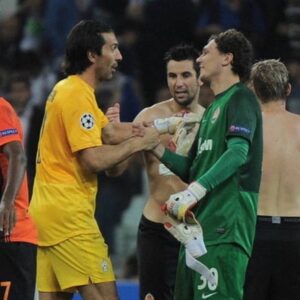 Andrii Piatov Instagram - @gianluigibuffon завжди був для мене прикладом та навіть кумиром. У цьому я такий самий, як мільйони воротарів по всьому світу. Він легенда, без перебільшення, в прямому сенсі цього слова.
⠀
За що поважаю Буффона - за сміливість та вірність. Сміливість продовжувати, коли тебе відправляють на пенсію. Вірність команді та бажання бути з рідним клубом, і це більше за гроші.
⠀
Коли мене питали щодо завершення кар’єри, завжди ставив у приклад його, бо захоплювався професійністю Буффона, попри роки. І зовсім не думав, що завершимо в один рік.
⠀
Буффон на полі - нерви для суперника. Та зустрічатися з ним на матчах було честю для мене. У сторі покажу навіть подарунок, який отримав після гри.
⠀
Дякую за натхнення, Легендо!
⠀
Як думаєте, що Джанлуїджі сказав мені на цьому фото?
