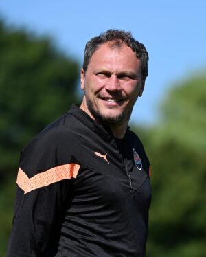 Andrii Piatov Instagram - 🧡 Тренер Андрій Пятов – за роботою ⚒
⠀
🧡 Coach Andrii Piatov is at work ⚒
⠀
#Шахтар #Shakhtar #FCShakhtar #FCSD #Україна #Ukraine #football #футбол #Донецьк #Donetsk #Kharkiv #Харків #Київ #Kyiv #УПЛ #UPL #ПремьерЛига #PremierLeague #UCL #UEL #історія #history #FootballStandsTogether #StandWithUkraine #Пятов #Piatov #команда #team #легенда #legend
