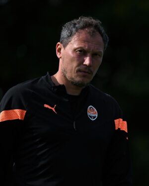 Andrii Piatov Instagram - 🧡 Тренер Андрій Пятов – за роботою ⚒
⠀
🧡 Coach Andrii Piatov is at work ⚒
⠀
#Шахтар #Shakhtar #FCShakhtar #FCSD #Україна #Ukraine #football #футбол #Донецьк #Donetsk #Kharkiv #Харків #Київ #Kyiv #УПЛ #UPL #ПремьерЛига #PremierLeague #UCL #UEL #історія #history #FootballStandsTogether #StandWithUkraine #Пятов #Piatov #команда #team #легенда #legend