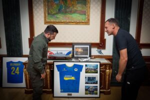Andriy Shevchenko Instagram - Зустрівся з амбасадором фандрейзингової платформи United24 @u24.gov.ua Андрієм Шевченком. 

На фото футболка, яку підписали гравці благодійного матчу Game4Ukraine, що відбувся в Лондоні 5 серпня й об’єднав топових зірок світового футболу. Кошти збирали на відбудову Михайло-Коцюбинського ліцею на Чернігівщині, який окупанти зруйнували в березні 2022 року.

Дякую @andriyshevchenko за зустріч!
Дякую кожному, хто розвиває нашу фандрейзингову платформу United24, і кожному, хто долучається до допомоги Україні й українцям! 
____

I met with Andriy Shevchenko, an ambassador of the UNITED24 @u24.gov.ua fundraising platform.

In the picture there is a T-shirt signed by the players of the Game4Ukraine charity match, which took place in London on August 5 and brought together top world football stars. The proceeds from the match were raised to rebuild the Mykhailo-Kotsiubynskyi Lyceum in Chernihiv region, which was destroyed by the occupiers in March 2022.

Thank you @andriyshevchenko for the meeting!
Thank you to everyone who develops our UNITED24 fundraising platform and to everyone who joins in to help Ukraine and Ukrainians!