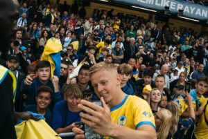Andriy Shevchenko Instagram - Game4Ukraine на підтримку України відбувся. День, який ми запам'ятаємо на все життя. Дякуємо усім, хто до нас долучився: супергравцям, які приїхали з усього світу, місту Лондону та ФК "Челсі", які нас підтримали, партнерам, спонсорам, музикантам, кожному, хто вчора прийшов на стадіон і вболівав за синіх та жовтих, вболівав за Україну. Це були неймовірні емоції! 

Дякуємо @zelenskiy_official за довіру та підтримку. Ми будемо знову і знову використовувати кожну можливість, щоб нагадувати світу про війну. 

Україна переможе!

Дякуємо!

@game4ukraine @u24.gov.ua 

Game4Ukraine was a success. A day that we will remember for the rest of our lives. Thank you to everyone who joined us: super players who came from around the world, the city of London and Chelsea F.C., who supported us, partners, sponsors, musicians, and everyone who came to the stadium yesterday and cheered for the blue and yellow teams, cheered for Ukraine . It was splash of incredible emotions!

Thank you, @zelenskiy_official , for your trust and support. We will use every opportunity again and again to remind the world about the war.

#UkraineWillWin!

Thank you!