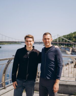 Andriy Shevchenko Instagram - Pадий знову бути у рідному Києві разом зі своїм старшим сином Джорданом.🇺🇦 

Happy to be in my hometown Kyiv together with my eldest son Jordan. @u24.gov.ua