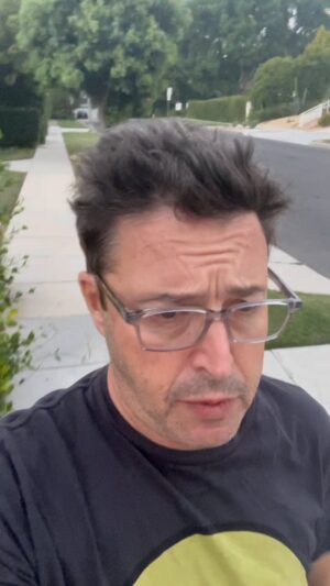 Andy Lassner Instagram - What’s up my people!!?❤️❤️❤️
Sorry I didn’t get out of bed with perfect hair. 
My full time stylist took a personal day. 
#SloWalkingWithAndy