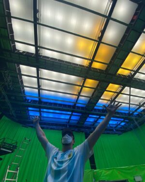 Andy Muschietti Instagram - Vamos Argentina! El set de the flash se iluminó con los colores de la albiceleste por unos minutos ⚡️🇦🇷⚡️ @theflashmovie