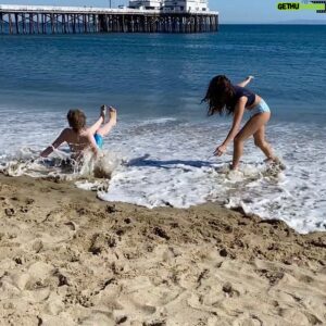 Andy Walken Instagram - Beach day 🌊   best friends = Great day ☀️ 

@yayagosselin #Malibu  #beachday #wedoourownstunts #wecanbeheroes