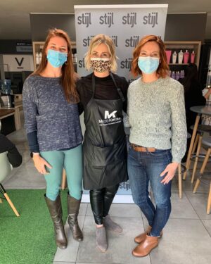 Anel Alexander Instagram - Dankie @nel_thestijlist van @stijl_salon vir hierdie lekker sussie bederf! (Nelmari doen al die Flett-girls se hare vir amper 23jaar!) As jy jouself in Pretoria bevind, pop in vir ’n mini ‘vakansie’ of kry ten minste net een van die lekkerste koppie koffies in die dorp ☕️✂️💇🏻‍♀️💆🏼‍♀️ #changeisasgoodasaholiday #copperhair