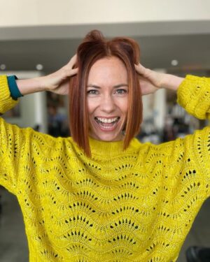 Anel Alexander Instagram - How’s this for a ‘spring’ in your step! Ek is MAL oor my nuwe blunt bob deur die talentvolle @nel_thestijlist en @carlysimonehair by @stijl_salon. En met die Inoar G-hair treatment bygegooi (dis soos botox vir jou hare!) maak dit hierdie styl super maklik om te onderhou. Nou’s ek reg vir die Lente! #newseasonnewlook