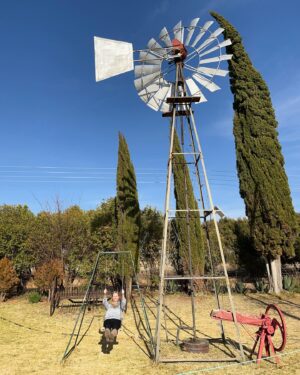 Anel Alexander Instagram - Vinnige stop in Philippolis, die oudste (en cuteste) dorpie in die Vrystaat. Wonderlike verblyf by #diegroenhuis en dankie aan Ian en Liezel by die #philippolishotel wat gesorg het dat ons mage (en boude) warm is. Skaaptjoppie in the side 😋 #roadtrip #proudlysouthafrican #localislekker