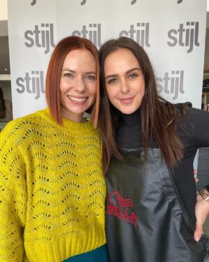 Anel Alexander Instagram - How’s this for a ‘spring’ in your step! Ek is MAL oor my nuwe blunt bob deur die talentvolle @nel_thestijlist en @carlysimonehair by @stijl_salon. En met die Inoar G-hair treatment bygegooi (dis soos botox vir jou hare!) maak dit hierdie styl super maklik om te onderhou. Nou’s ek reg vir die Lente! #newseasonnewlook
