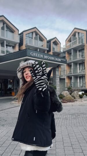 Aneta Kernová Instagram - Absolutely amazing time at five stars hotel in Karpacz, Poland. We had everything we needed - sauna, amazing food, the best room with the nicest view, snowboarding, swimming and overall just so much fun! 

Thank you @slevomat and @green_mountain_hotel 🖤 It was a blast, I highly recommend it!  #collaboration #spoluprace #slevomat
