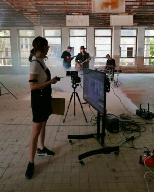 Aneta Kernová Instagram - BTS photos from directing a music video “HOPE” for a band Join The Caravan. 🎬🎵 #soon #musicvideo 

Photos by @denisa.lev 📷

The best filming location @fzgstudio 👌🏻