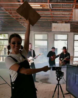Aneta Kernová Instagram - BTS photos from directing a music video “HOPE” for a band Join The Caravan. 🎬🎵 #soon #musicvideo 

Photos by @denisa.lev 📷

The best filming location @fzgstudio 👌🏻