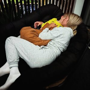Aneta Sulek Instagram - Máma a její životní role. Role kterou miluji! Být tu pro ně v jednom kuse. Smat se, trávit spolu čas ale i prožívat chvíle nemoci, strachu a bezmoci. Když vidíte, ze se Vaše dítě trápí a nemůžete mu pomoci. Vždy tu máma bude pro své děti  aby je chránila a pomáhala. 
Žijeme naše životy, tak jak chceme. Neměly bychom ztrácet jediny moment ničím jiným než tím , co milujeme. To, co nás děla šťastné a spokojene. 

#loveyou #mylive #mylove #son #family #familylove #spain #spainlove #marbellalifestyle #marbellafamily
