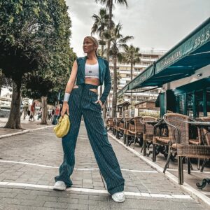 Aneta Sulek Instagram - Miluji módu a miluji outfity, které ne každý ma. Je to jako u designu.. nebojim se a myslím si, ze s @debbie_brown.factory jsme na stejne vlně! Nebojíme se a milujeme to. 
#outfit #outfitinspiration #inspiration #youneed #tochces #outfits #spain #spainmodel #spainoutfit