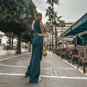 Aneta Sulek Instagram - Miluji módu a miluji outfity, které ne každý ma. Je to jako u designu.. nebojim se a myslím si, ze s @debbie_brown.factory jsme na stejne vlně! Nebojíme se a milujeme to. 
#outfit #outfitinspiration #inspiration #youneed #tochces #outfits #spain #spainmodel #spainoutfit