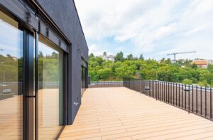 Aneta Sulek Instagram - 📣 Volejte sláva a tři dny se radujte! Hlásíme poslední tři volné byty a dva komerční prostory v projektu Garden Lofts, Praha 5. 🏘️ 

💫 Ne, tohle nejsou vizualizace od @pizingersmorix. Realizace předčila naše očekávání. A jak se líbí vám?

🔑V Garden Lofts jsou bytové jednotky plné světla a industriálních prvků a jsou navrženy tak, aby naplnily vaše představy o dokonalém bydlení. A to nejlepší? Skvělá poloha v klidné části a přitom kousek od rušného centra města. 🌆

🗣️Ozvěte se @zdenekjemelik_luxent pro více informací
.
📍Smíchov, Praha 5
🔎Více na gardenlofts.cz a v link🌳 v biu
.
#developmentprojectprague #luxent #living #prague5 #realestate #cityview #modernliving #comfort #newhome #gardenlofts #luxentainment