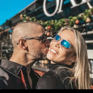 Aneta Sulek Instagram - 1: Ten, díky kterému věřím od malička na pohadky se šťastným koncem. Laska na cely život. 8 let spolu a každý den si říkám jaké jsem měla štěstí. Milovat a milovat! 🤍 

2: Tolik lasky, co oni dávají sobě, jako bráškové ale i nám je neskutečne. Jsou tu jeden pro druhého. Ikdyž by starsi Bracha mu mohl vše oplatit, co mu maly rostak provádí, tak má trpělivost a vše mu dovolí. Každé ráno pusa, když se de do školy, když se přijde ze školy a večer před spaním. To, co vidí u rodičů, tak pak dělají také. Naše rodina je proste prehnane krasne zamilovaná 🤍🤍 

3: oni a já. Nekonečna laska 🤍💪🏿. 

#laska #tyaja #youandme #loveyou #forever