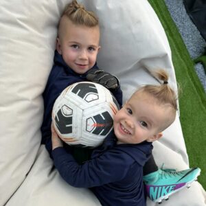 Aneta Sulek Instagram - 1: Ten, díky kterému věřím od malička na pohadky se šťastným koncem. Laska na cely život. 8 let spolu a každý den si říkám jaké jsem měla štěstí. Milovat a milovat! 🤍 

2: Tolik lasky, co oni dávají sobě, jako bráškové ale i nám je neskutečne. Jsou tu jeden pro druhého. Ikdyž by starsi Bracha mu mohl vše oplatit, co mu maly rostak provádí, tak má trpělivost a vše mu dovolí. Každé ráno pusa, když se de do školy, když se přijde ze školy a večer před spaním. To, co vidí u rodičů, tak pak dělají také. Naše rodina je proste prehnane krasne zamilovaná 🤍🤍 

3: oni a já. Nekonečna laska 🤍💪🏿. 

#laska #tyaja #youandme #loveyou #forever