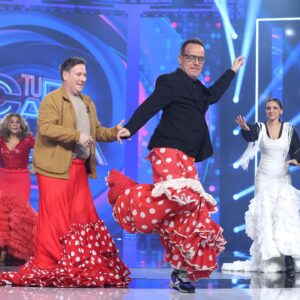 Àngel Llàcer Instagram - ¡No se me da mal esto de la bata de cola, @lolitafoficial ! 💃

📸 @joseirun_fotografia 
@tucaramesuena