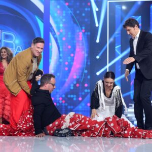 Àngel Llàcer Instagram - ¡No se me da mal esto de la bata de cola, @lolitafoficial ! 💃

📸 @joseirun_fotografia 
@tucaramesuena