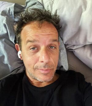 Àngel Llàcer Instagram - ¡Buenos días a todos!
¿Qué es lo primero que hacéis al despertar?

Yo he amanecido así esta mañana…