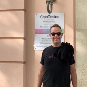 Àngel Llàcer Instagram - ¡¡¡Ya estamos en Córdoba, y nada más llegar ayer, ya agotamos las entradas en la primera función!!! 

¡GRACIAS CÓRDOBA!

Os veo en el Gran Teatro hasta el domingo.

Entradas en el link de la bio

#lajaulaelmusical #lajauladelaslocas #lajaulaesunafiesta