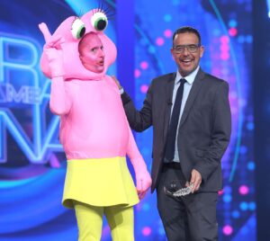 Àngel Llàcer Instagram - Hay situaciones para las que me quedo sin palabras… no hay mejor manera de empezar la gala que con @josietv haciendo el sapito… 

Se merece esa corona ¿si o no?

📸 @joseirun_fotografia 
@tucaramesuena 

#sapito #brinquito #tcms #tucaramesuena