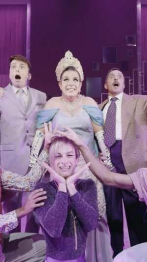 Àngel Llàcer Instagram - ¡¡YA NO QUEDA NADA!!

Primeras imágenes que podéis ver del nuevo musical @theproducerselmusical que empieza funciones este 15 de septiembre en el Teatro Tívoli de Barcelona⏳⌛️😱

¡Espero que nadie se lo pierda! ¿Quién tiene ya las entradas?

Qué nervios y qué ganas 🙌🏽