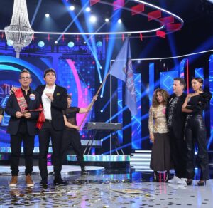 Àngel Llàcer Instagram - No me miréis así @chenoa @carloslatre @lolitafoficial …
Sea como sea, ¡me han votado!

✌🏻 ¡PRESIDENTE! ✌🏻

📸 @joseirun_fotografia 
@tucaramesuena