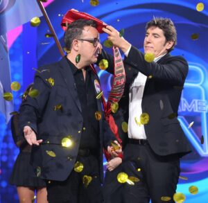 Àngel Llàcer Instagram - No me miréis así @chenoa @carloslatre @lolitafoficial …
Sea como sea, ¡me han votado!

✌🏻 ¡PRESIDENTE! ✌🏻

📸 @joseirun_fotografia 
@tucaramesuena