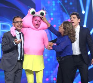 Àngel Llàcer Instagram - Hay situaciones para las que me quedo sin palabras… no hay mejor manera de empezar la gala que con @josietv haciendo el sapito… 

Se merece esa corona ¿si o no?

📸 @joseirun_fotografia 
@tucaramesuena 

#sapito #brinquito #tcms #tucaramesuena