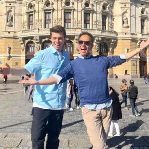 Àngel Llàcer Instagram - ¡Hoy en Bilbao, presentando la nueva gira de @cantandoelmusical con mi querido @rickymata !

¡Próximamente en Bilbao, Alicante, Sevilla, Málaga, Córdoba y Valencia!

¿Te lo vas a perder? 

Entradas en el link de la bio 😉

#cantandoelmusical #cantandobajolalluvia 
#gira 2023