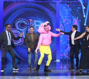Àngel Llàcer Instagram - Hay situaciones para las que me quedo sin palabras… no hay mejor manera de empezar la gala que con @josietv haciendo el sapito… 

Se merece esa corona ¿si o no?

📸 @joseirun_fotografia 
@tucaramesuena 

#sapito #brinquito #tcms #tucaramesuena
