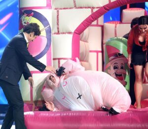 Àngel Llàcer Instagram - No sé quién tiene más poca vergüenza, si @susicaramelo o yo… 🤷

¿Qué opináis?🤣

📸 @joseirun_fotografia 
@tucaramesuena 

#tcms #tucaramesuena #verguenza