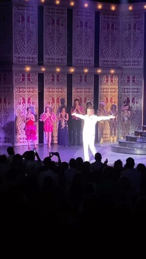 Àngel Llàcer Instagram - Mi queridísimo @pablo_lopez_v me ha seguido durante la función y este es el resultado que compartimos con vosotros! Llegad al final que vale la pena y si lo hacéis comentad con un 💖! 

#lajauladelaslocas #tour #Zaza #Sevilla