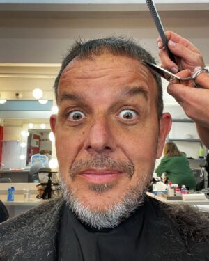 Àngel Llàcer Instagram - ¡Aquí estoy!
Día de grabación en @tucaramesuena , y yo en las mejores manos, las de @carme_marin_perruquers que siempre me deja 💥

¿¿¿ Hay ganas de #tucaramesuena ???
