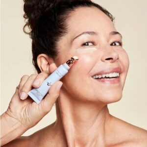 Angela Alvarado Instagram - Love my new campaign with @trualchemyskin ❤️ #gratitude #skincare #bestcare #trualchemyskin @naturalmodelsla