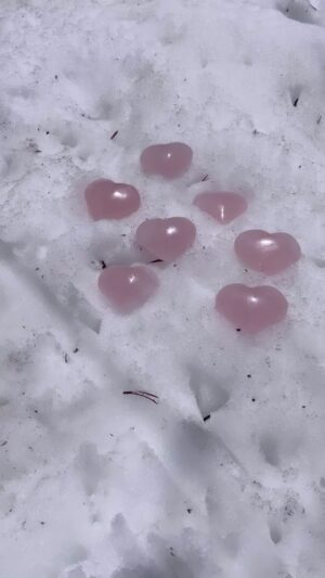 Angela Oh Instagram - Charging rose quartz hearts on top of frozen Castle Lake 💖

@paulofvenus @taraonemoon @onemooncashmere
@deborahkoehler @melissa.danney.hobbs @elizfulghum