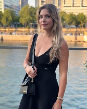 Angèle Vivier Instagram - Superbe soirée au @wanderlustparis .paris pour le lancement de leur collaboration avec le célèbre rappeur et foodie américain @bambambaklava 

Une soirée avec mon amie et voisine @samboros92 ou on a eu le plaisir de voir différentes générations et genres se mélanger dans la festivité 😎🔥. 

Des looks les plus classiques aux plus déjantés, ça donne envie de se lâcher 🔥🤷‍♀️😝.

Des bisous et une belle nuit à tous. 

#night #paris #love