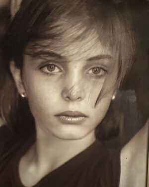 Angèle Vivier Instagram - J’avais 12/13 ans et je me posais déjà tant de questions sur ce monde, j’étais une enfant curieuse, observatrice, pleine de rêves et sauvage à la fois. Je n’aimais pas l’injustice, je défendais les enfants timides et seuls car je pouvais parfois me reconnaître en eux. Je crois que je n’ai pas trop changé sur ces points là.

Je n’oublie pas ce coeur pure, cette petite fille au fond de moi et j’essaie de la rendre fière et de l’honorer comme je peux ❤️.

Prenons soin de notre enfant intérieure ❤️.

#child #dream #dreambig