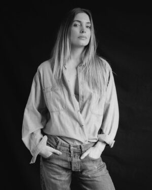 Angèle Vivier Instagram - Ce que j’ai appris en 2023 :

- Valoriser la qualité des relations plutôt que la quantité.
- Remettre en question les schémas qui ne me conviennent plus.
- La pratique sportive quotidienne apporte des bienfaits physiques et mentaux significatifs.
- L’authenticité avec soi-même et les autres évite des situations inconfortables.
- Ne pas se laisser décourager par les opinions négatives.
- Ceux qui critiquent ta lumière devraient allumer la leur.
- Apprécier l’effet de l’anesthésie 😂.
- La guérison complète de mon genou.
- Ma dépendance totale à Netflix.
- Être une maman chien avec son lot de promenades, de câlins, de rencontres, de dépenses, de poils et d’amour. 
- Utiliser les expressions « Outfit » et « Boring » 😂
-Quand tu es à découvert, ton banquier, ce magicien, devient un expert en « retrait d’argent inexistant/invisible » 😅.
-L’entraide c’est merveilleux. 

Ce que je souhaite pour 2024 :

- Continuer à cultiver des relations significatives.
- Développer des habitudes alignées avec ma vision future.
- Poursuivre ma formation en yoga et entamer une formation de coach (sport/mental).
- Approcher au plus près de mon plein potentiel.
- Continuer à apprendre et remettre en question.
- Avoir confiance en moi.
- Prévoir une autre « anesthésie » 😂.
- Réduire Netflix et privilégier la lecture.
- Résister à l’achat/adoption d’un énième animal.
- Éviter les découverts 😅.
- Maintenir les castings « au cas où ».
- Professionnaliser et développer mes réseaux sociaux pour partager avec vous. 
- Créer, écrire, dessiner, photographier, filmer.
- Voyager, explorer, rencontrer, randonner, photographier.
- Rire encore et toujours 
- Continuer à apporter mon soutien lorsque j’en ai l’énergie et les moyens. 

La liste est longue, je ne pourrais peut-être pas tout accomplir cette année et la vie offre son lot de surprises qui peuvent nous conduire vers des chemins inattendus, mais je trouve la démarche de cette liste intéressante à revisiter de temps en temps.

#model #actress #wish #list