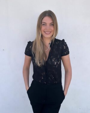 Angèle Vivier Instagram - Quand ma mère me prend en photo pour un casting agence.

En fait, des nouvelles de mon genou ? 

Après 8 ans d’errance diagnostique, après avoir vu plusieurs médecins spécialistes, osteo, kine etc…  un médecin du sport (Dr Beaufort) que l’un d’entre vous m’a conseillé a réussi à mettre le doigt sur le problème qui m’empêchait de courir et de pratiquer les randonnées comme avant, il m’a conseillé un de ses confrères chirurgien pour un allongement de la bandelette illio tibiale (operation très rare) et je ne le remercierai jamais assez car aujourd’hui je suis de nouveau capable de descendre les escaliers normalement et de faire du vélo plus de 20 minutes (75 minutes la dernière fois) sans avoir mal ! J’ai du mal à y croire encore, je vais reprendre le sport progressivement pour bien le confirmer mais à priori, je vais pouvoir reprendre les randonnées comme je les aime (ma mère risque de me voir de plus en plus squatter chez elle dans les Alpes). 

C’est quelque chose qui me pesait, car le cardio et les randonnées sont des anxiolytiques naturels que je chéris. 
Je pouvais pratiquer certains sports et randonnées sans dénivelé mais dès que je courrais plus de 30 minutes, me retrouvais en descente de randonnées ou d’escaliers je rencontrais une douleur. 

Je suis vraiment contente de n’avoir jamais baissé les bras devant l’errance du diagnostique et d’avoir persévéré en rencontrant plusieurs professionnels, je suis fière de mon optimisme et de ma persévérance ! 

Demain nous allons faire une petite randonnée matinale d’ailleurs 😍.
