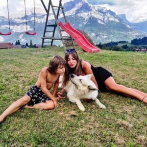 Angèle Vivier Instagram - Bon voyage Gala ! 🕊️Si triste de te savoir partie et si contente d’avoir partagé ces moments avec toi ! Tu as été une super gardienne pour notre tribu depuis 14 ans ! Force calme, chienne du mont blanc ! On t’aime de tout notre cœur ❤️ 

Ces être d’un amour inconditionnel sont des exemple et des gardiens pour nous humains.