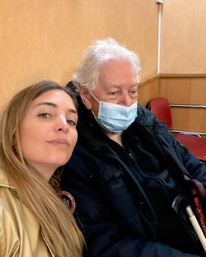 Angèle Vivier Instagram - Emmener nos grands parents à leurs examens médicaux, et leurs témoigner notre présence ❤️ ! Demain ce sera nous, et nous aimerions être accompagné par nos descendants. Papé ❤️
Survivant du Covid (deux mois à l’hôpital)
Survivant du décès de l’amour de sa vie en Novembre.
87 ans. Warrior ❤️