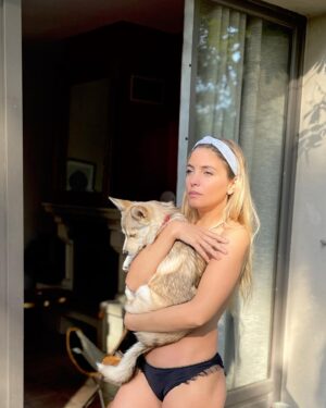 Angèle Vivier Instagram - Au sujet de nos lunes rouges, nos règles, nos ragnagnas. 

On en a pas marre de la diabolisation, du tabou de ce phénomène aussi beau que naturel qui fait parti du cycle de la création ? 

Heureusement aujourd’hui c’est beaucoup moins tabou (ça en aura mis du temps), on en parle et on évolue ! 

Plus obligées de porter tampons et serviettes hygiéniques inconfortables et mauvais pour notre santé.

@sistersrepublic_fr crée des culottes menstruelles aussi jolies, féminines, que confortables. Des culottes avec différentes capacités d’absorption en fonction de votre flux. Des culottes de qualité.

Tous les tissus utilisés dans ces culottes sont soit BIO certifié, soit labellisés OEKO-TEX standard 100 et sont donc garantis sans substances nocives pour vous et l’environnement.

Je suis vraiment ravie de ce partenariat et de vous proposer mon code promo ANGELE15 -15%

#lunes #rouge #culottes