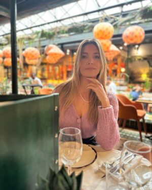 Angèle Vivier Instagram - Une journée bien remplie avant notre départ pour Combloux rejoindre ma mère et ma petite sœur dans mes Alpes adorées ! 

Pour l’anniversaire de Mathieu nous sommes allés faire photographier nos iris chez @youandeyephoto puis nous avons retrouvé amis et famille pour un déjeuner à @andia_paris ❤️ avant de prendre le train pour les Alpes sans oublier ma petite beauté de Naïa ❤️.