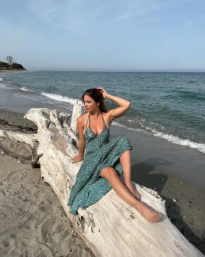 Angèle Vivier Instagram - De retour de Corse, j’essaie d’emmener ma chienne partout où je vais, qu’on profite ensemble de tous ces beaux paysages ❤️.

C’est reparti pour notre vie parisienne ❤️

Tournages et cours de yoga en perspective et puis encore et toujours le sport pour rester en forme !

Belle soirée à tous ❤️

#sea #doglover #pomsky #corse #plage #yoga #yogini #actress
